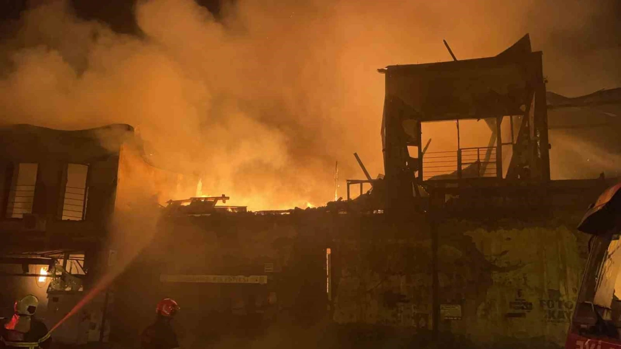 Osmaniyede tarihi ahşap konak alevlere teslim oldu