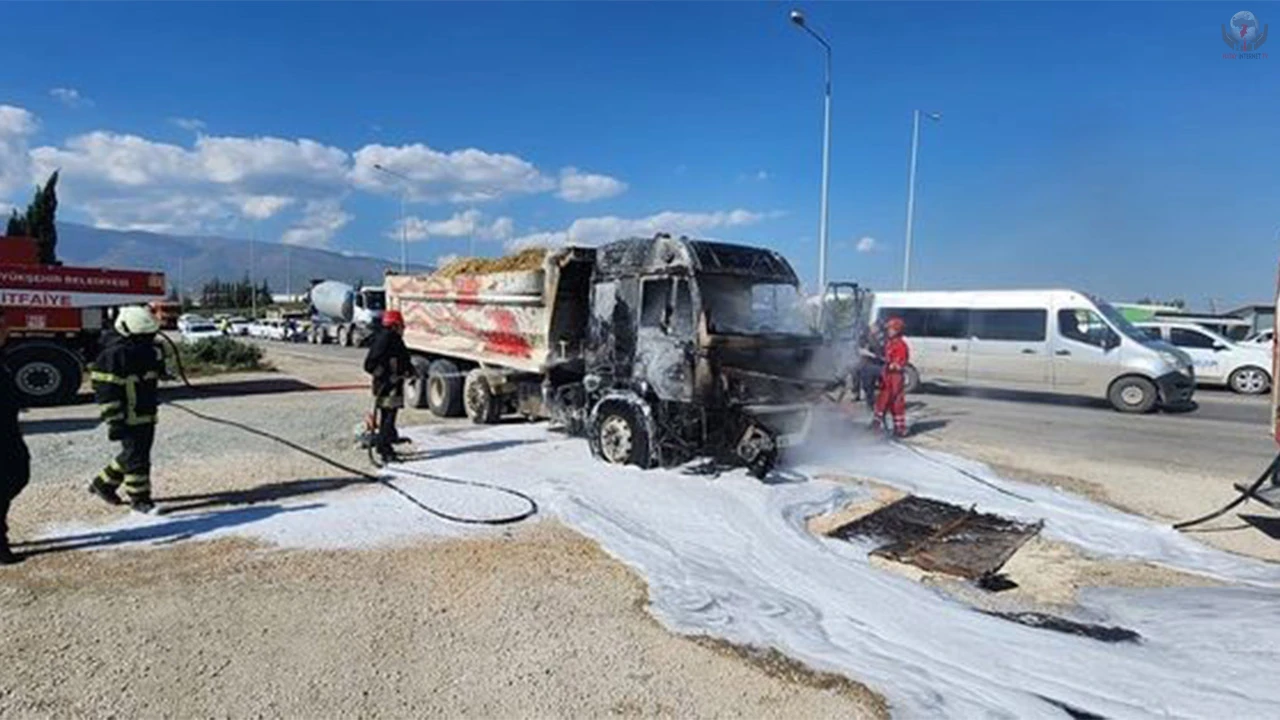 Seyir halindeki hafriyat kamyonu alevlere teslim oldu