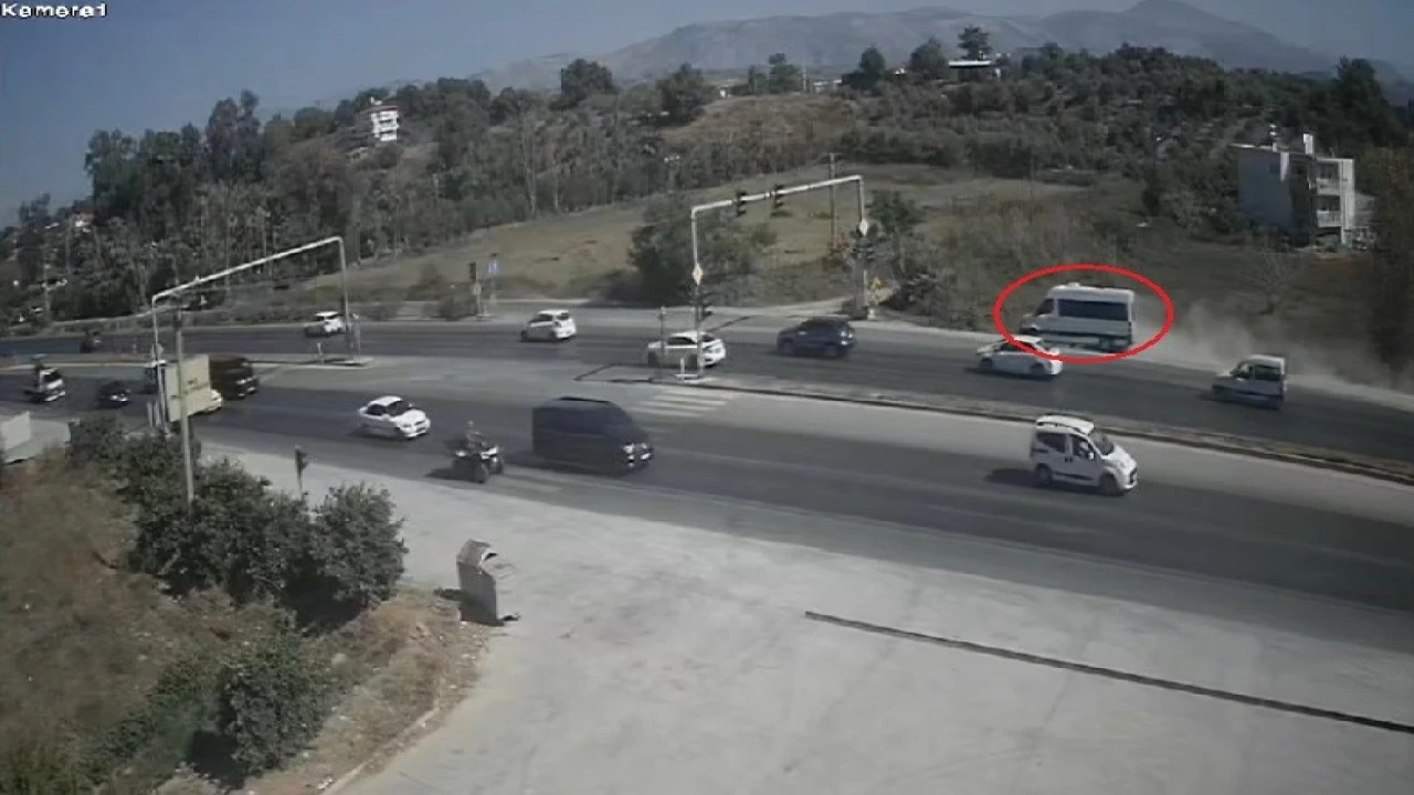 Trafik ışıklarında bekleyen araçları son anda fark etti, şarampole yuvarlanmaktan kıl payı kurtuldu