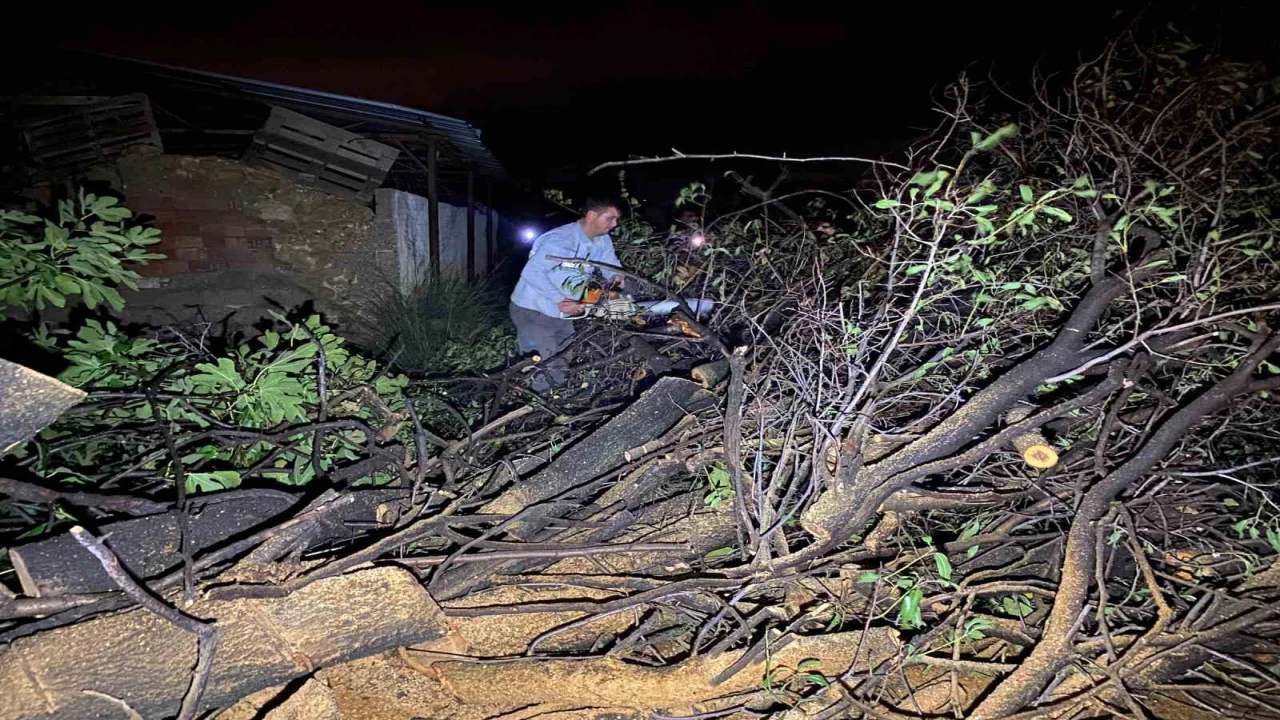 Antalyada hortum yıkıp geçti, evler ve seralar hasar gördü