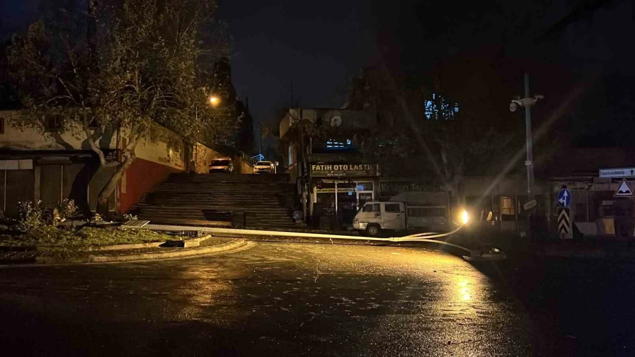 Kahramanmaraşta şiddetli rüzgarda ağaçlar ve direkler devrildi