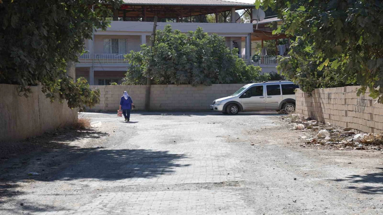 Türkoğlu ilçesinde vatandaşlar bozuk yollardan şikayetçi