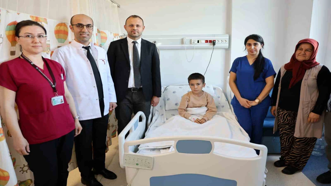 10 yaşındaki Berat, milyonda bir görülen tümörden Adanada kurtuldu