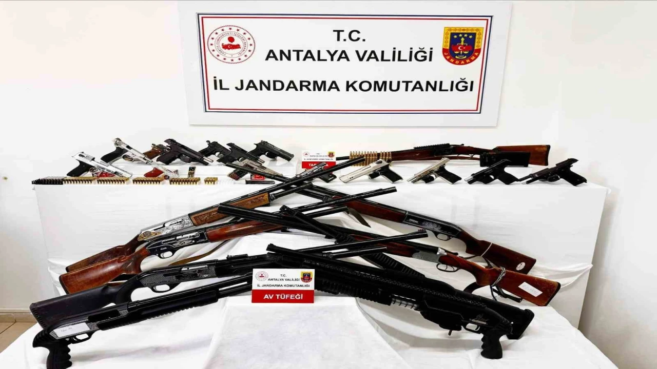 Alanyada 11 adrese eş zamanlı silah ve uyuşturucu operasyonu