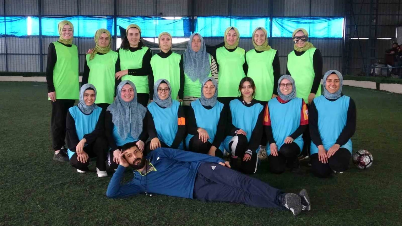 Alyazmalı kadınlar, çocuklarını kocalarına bırakıp, yeşil sahada ter döküyorlar