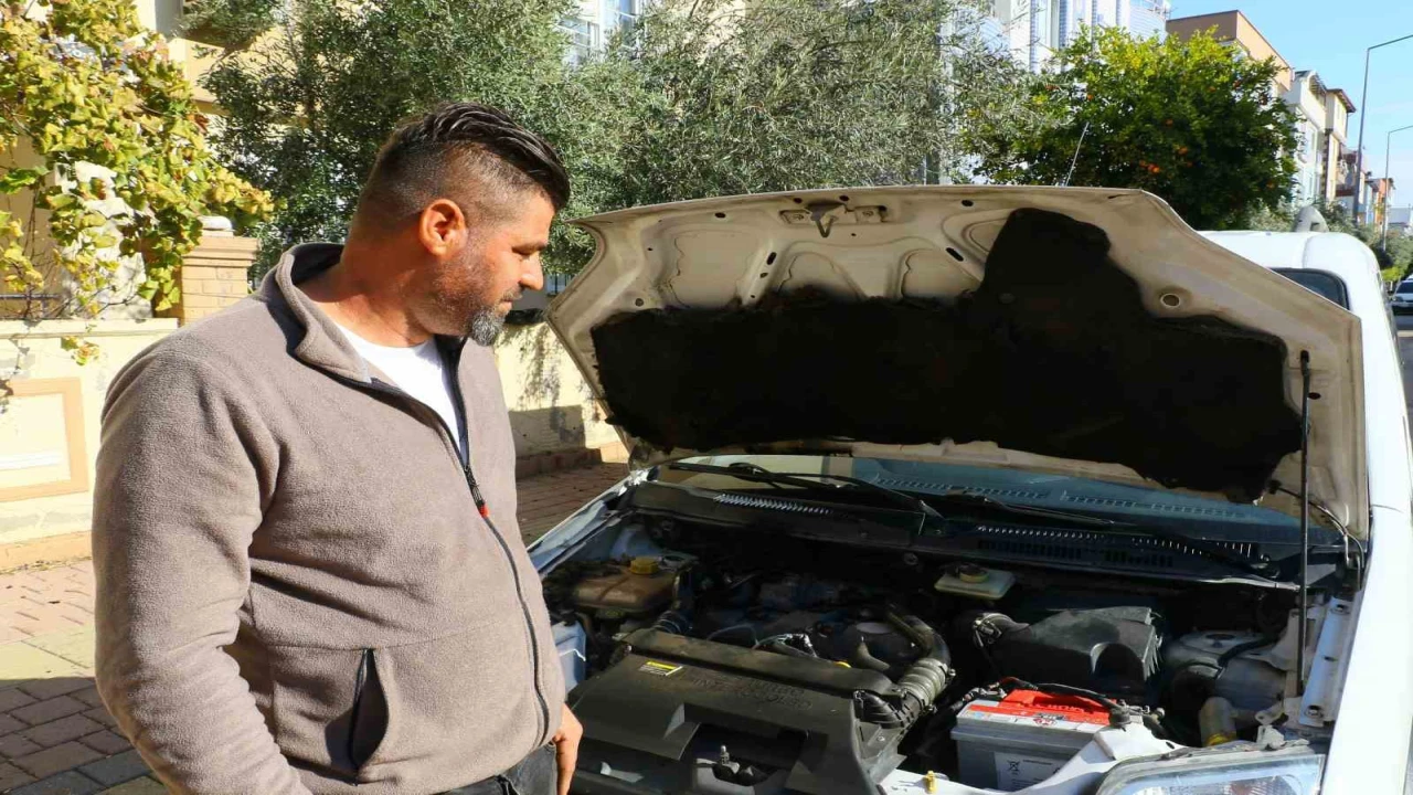 Aracın motoruna giren fareyi konuşarak ikna etmeye çalıştı