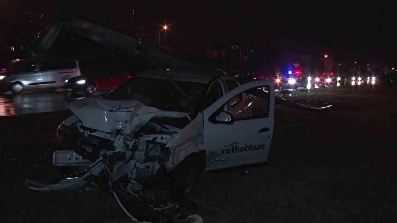 Çarptığı aydınlatma direği aracın üzerine devrildi: 2 yaralı