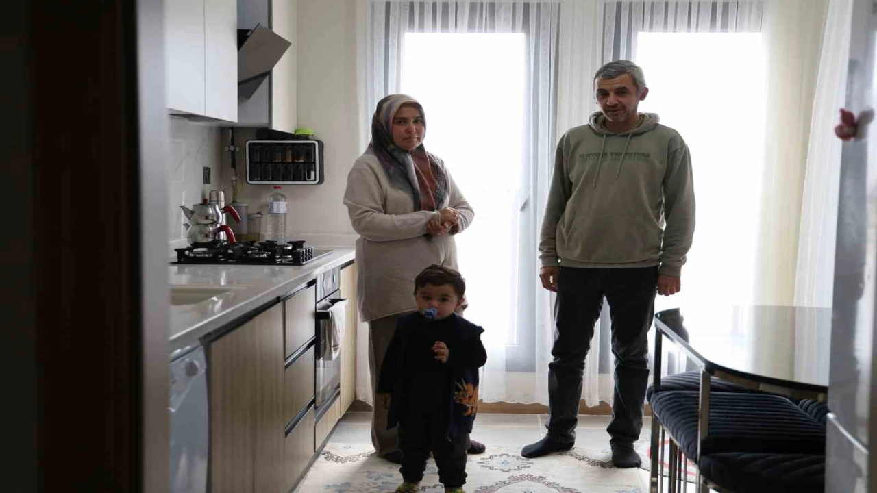 Cumhurbaşkanının elinden anahtarlarını alan depremzede çift yeni evine kavuştu