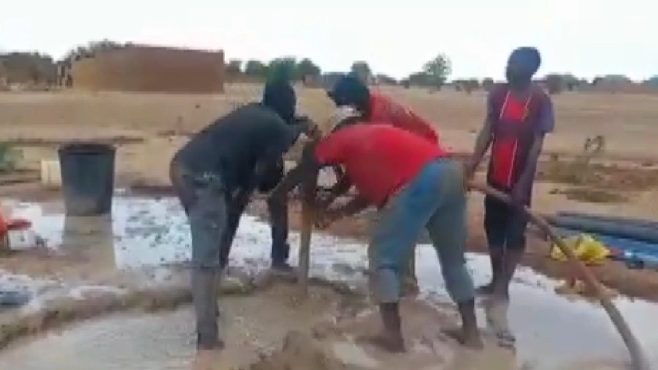 Deprem şehitleri anısına Afrikada su kuyusu açtırdı