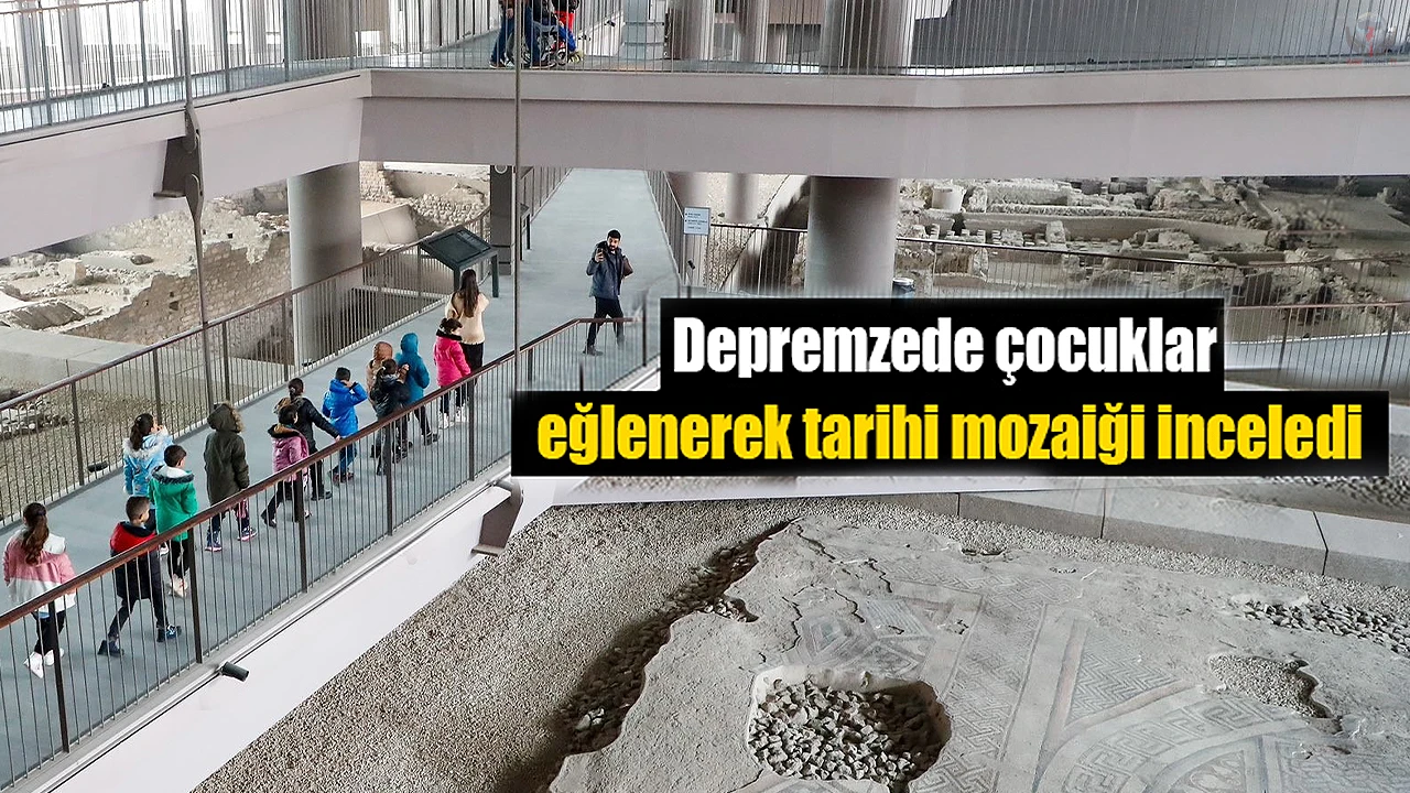 Depremzede çocuklar eğlenerek tarihi mozaiği inceledi