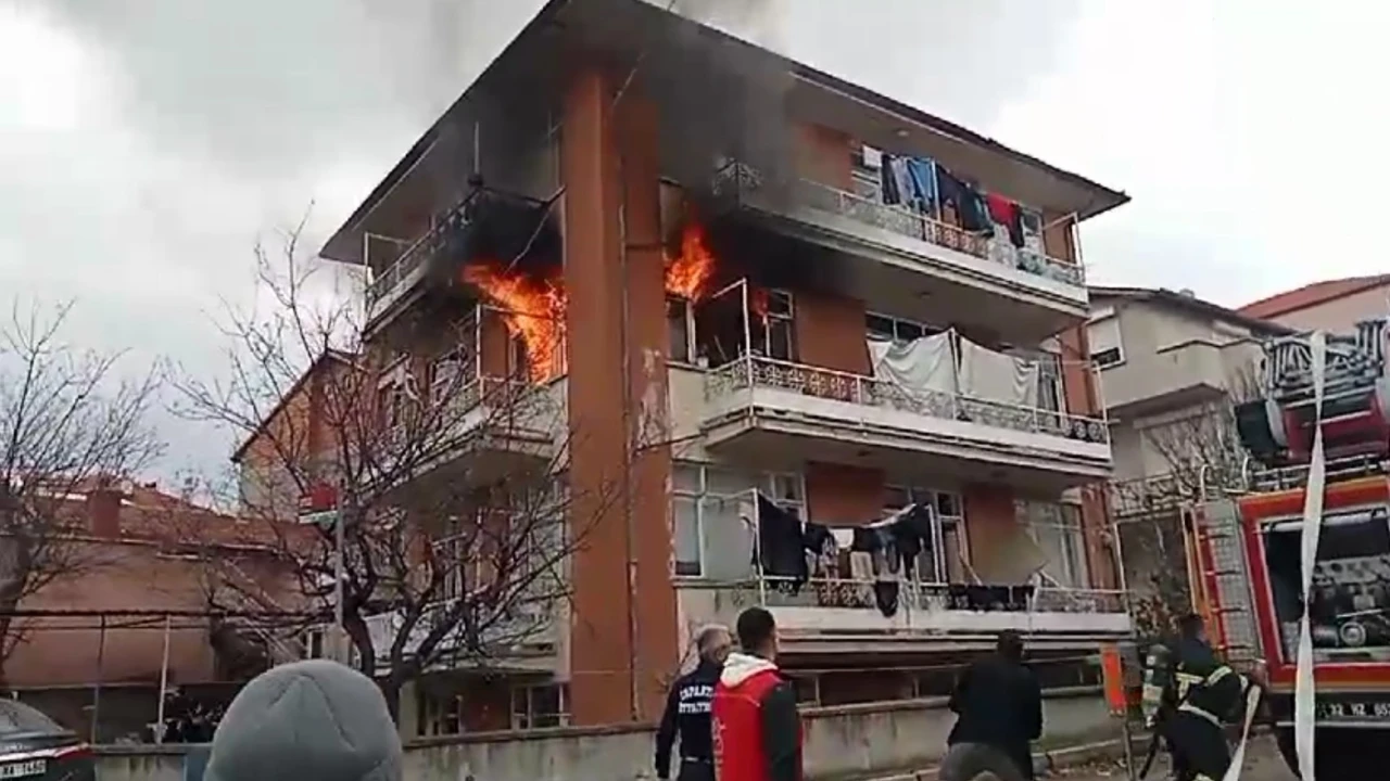 Eşine kızıp evi ateşe veren adam tutuklandı