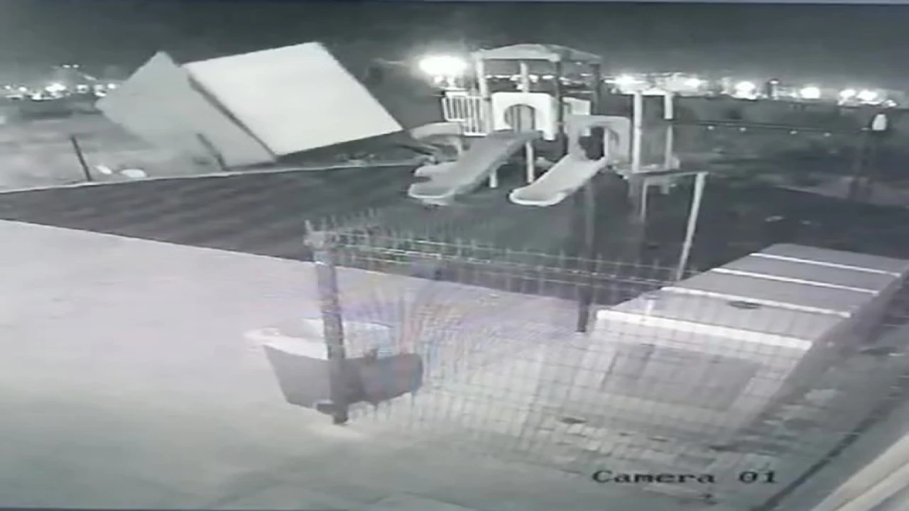 Fırtına konteyneri oyuncak gibi savurdu (Fotoğraflı) Ogün Aslan HATAY (İHA) - Hatay’da şiddetli fırtınaya dayanamayan konteyner oyuncak gibi savrulduğu anlar güvenlik kamerasına yansıdı. Meteorolojinin kuvvetli fırtına uyarısında bulunduğu Hatay’da geçtiğimiz gün fırtına etkisini hissettirdi. İskenderun ilçesinde fırtına ağaçları yerinden söktü. Kentin yüksek kesimlerinde bulunan şantiye alanlarındaysa prefabrik yapıların çatıların yerinden uçtu. Kuvvetli fırtınanın etkili olduğu İskenderun’da bulunan konteyner kentte şiddetli fırtınaya dayanamayan konteyner kağıt gibi uçtu. Konteynerın uçma anları güvenlik kamerasına yansıdı. Olayda herhangi bir yaralanma olmazken, fırtına nedeniyle konteyner parçalandı.