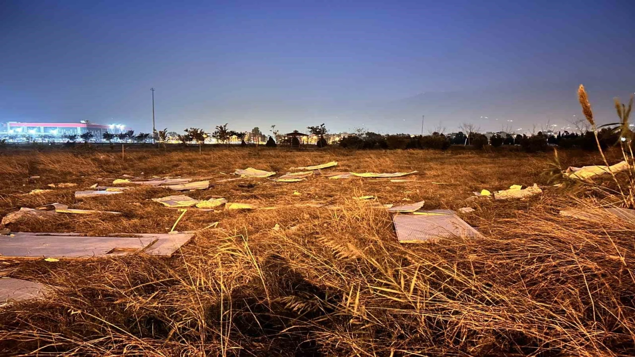 Fırtına konteyneri oyuncak gibi savurdu (Fotoğraflı) Ogün Aslan HATAY (İHA) - Hatay’da şiddetli fırtınaya dayanamayan konteyner oyuncak gibi savrulduğu anlar güvenlik kamerasına yansıdı. Meteorolojinin kuvvetli fırtına uyarısında bulunduğu Hatay’da geçtiğimiz gün fırtına etkisini hissettirdi. İskenderun ilçesinde fırtına ağaçları yerinden söktü. Kentin yüksek kesimlerinde bulunan şantiye alanlarındaysa prefabrik yapıların çatıların yerinden uçtu. Kuvvetli fırtınanın etkili olduğu İskenderun’da bulunan konteyner kentte şiddetli fırtınaya dayanamayan konteyner kağıt gibi uçtu. Konteynerın uçma anları güvenlik kamerasına yansıdı. Olayda herhangi bir yaralanma olmazken, fırtına nedeniyle konteyner parçalandı.