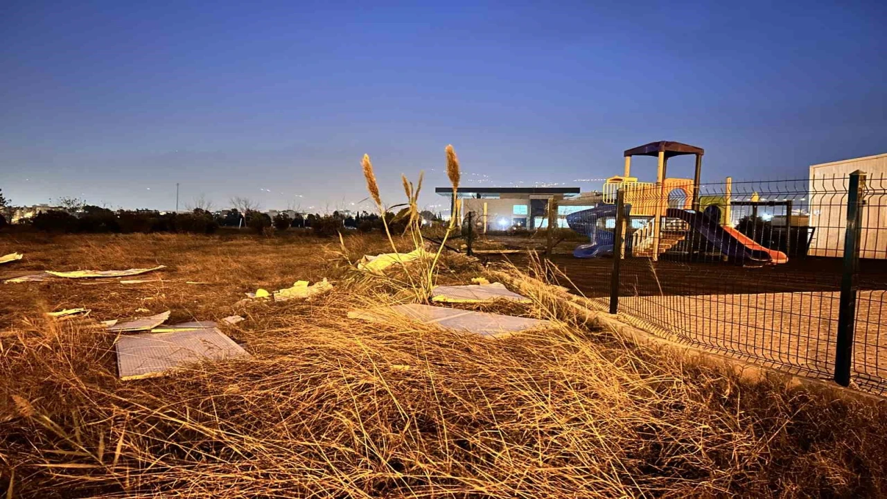 Fırtına konteyneri oyuncak gibi savurdu (Fotoğraflı) Ogün Aslan HATAY (İHA) - Hatay’da şiddetli fırtınaya dayanamayan konteyner oyuncak gibi savrulduğu anlar güvenlik kamerasına yansıdı. Meteorolojinin kuvvetli fırtına uyarısında bulunduğu Hatay’da geçtiğimiz gün fırtına etkisini hissettirdi. İskenderun ilçesinde fırtına ağaçları yerinden söktü. Kentin yüksek kesimlerinde bulunan şantiye alanlarındaysa prefabrik yapıların çatıların yerinden uçtu. Kuvvetli fırtınanın etkili olduğu İskenderun’da bulunan konteyner kentte şiddetli fırtınaya dayanamayan konteyner kağıt gibi uçtu. Konteynerın uçma anları güvenlik kamerasına yansıdı. Olayda herhangi bir yaralanma olmazken, fırtına nedeniyle konteyner parçalandı.