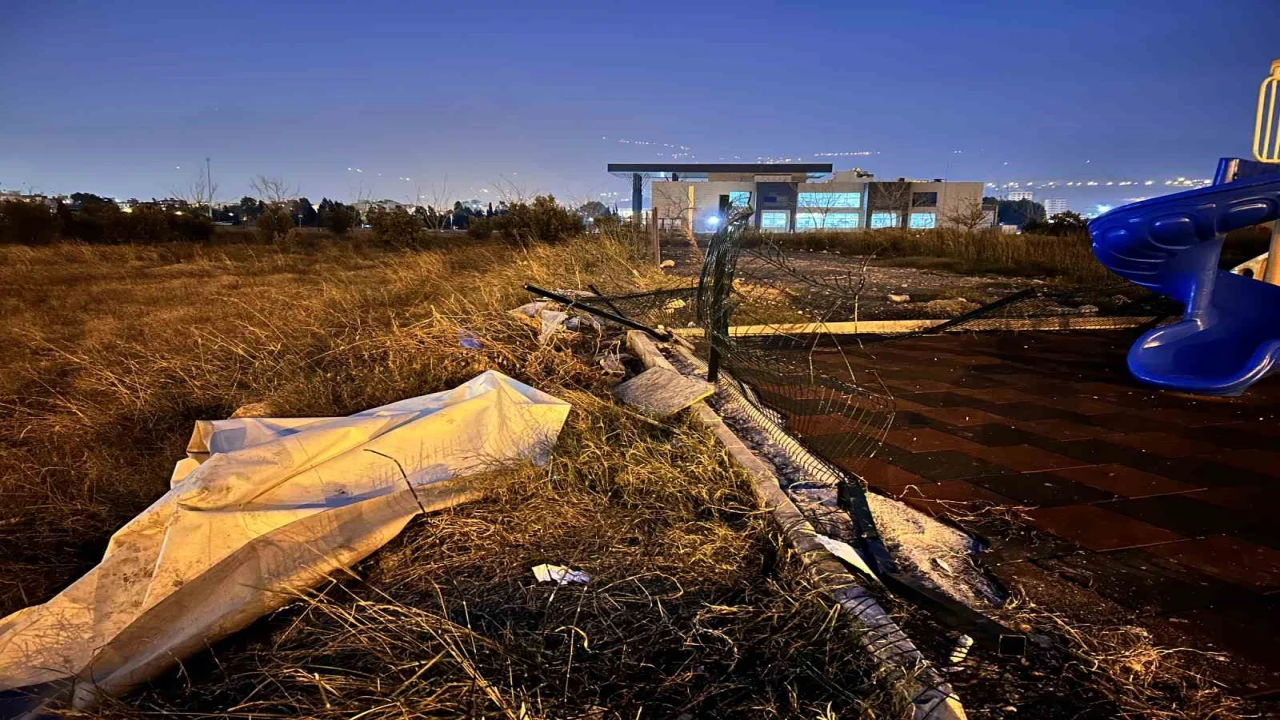 Fırtına konteyneri oyuncak gibi savurdu (Fotoğraflı) Ogün Aslan HATAY (İHA) - Hatay’da şiddetli fırtınaya dayanamayan konteyner oyuncak gibi savrulduğu anlar güvenlik kamerasına yansıdı. Meteorolojinin kuvvetli fırtına uyarısında bulunduğu Hatay’da geçtiğimiz gün fırtına etkisini hissettirdi. İskenderun ilçesinde fırtına ağaçları yerinden söktü. Kentin yüksek kesimlerinde bulunan şantiye alanlarındaysa prefabrik yapıların çatıların yerinden uçtu. Kuvvetli fırtınanın etkili olduğu İskenderun’da bulunan konteyner kentte şiddetli fırtınaya dayanamayan konteyner kağıt gibi uçtu. Konteynerın uçma anları güvenlik kamerasına yansıdı. Olayda herhangi bir yaralanma olmazken, fırtına nedeniyle konteyner parçalandı.
