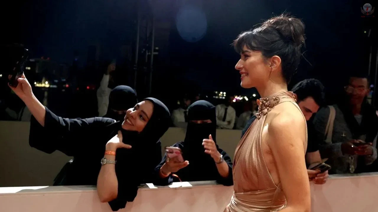 Güzelliğiyle kırmızı halının yıldızı oldu