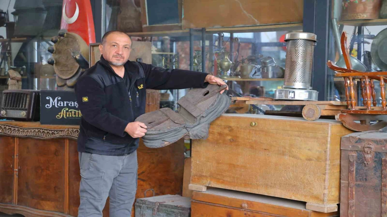 Kahramanmaraşlı antika tutkunu, depremde kurtarılan eşyaları sergiliyor