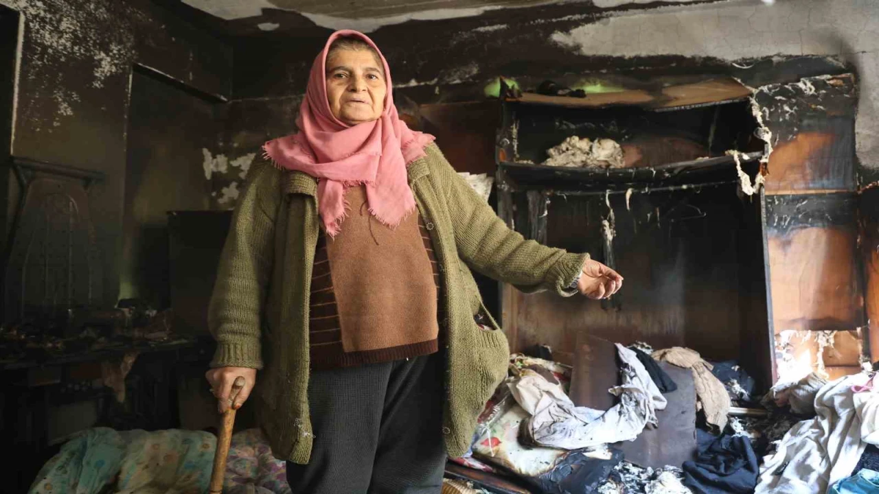 Karanlıkta kalmamak için yaktığı mum yangın çıkardı, yaşlı kadın emekleyerek kaçıp kurtuldu