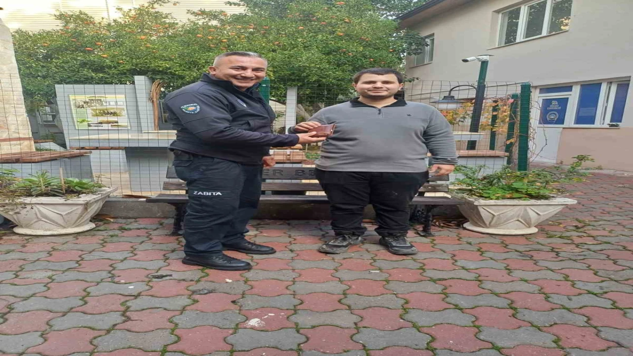 Kaybedilen cüzdanı vatandaşa teslim ettiler