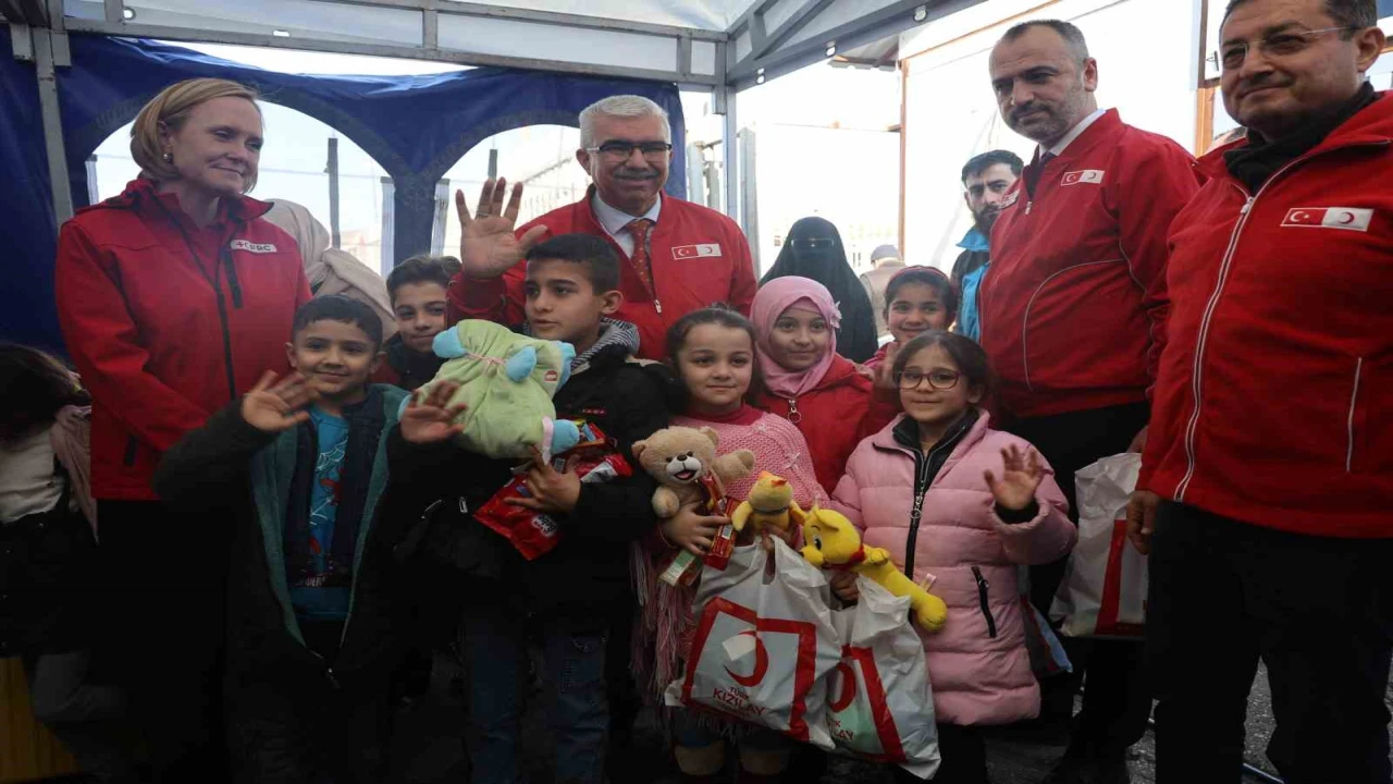 Kızılay ülkelerine dönen Suriyeli çocuklara hediye paketi dağıttı