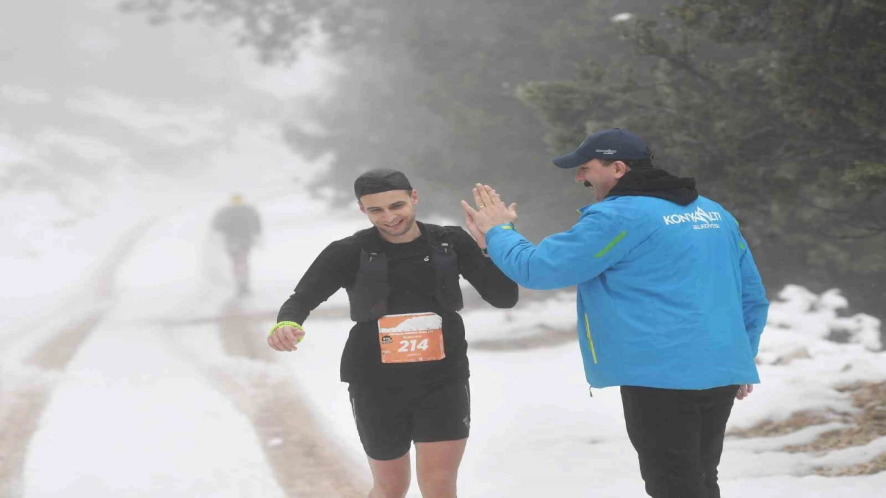 Konyaaltını maviden beyaza koşarak keşfettiler