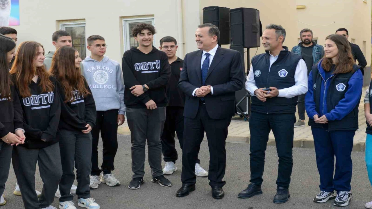 Lise öğrencilerinden Yenişehir Belediyesinin hayvan bakımevine mama bağışı