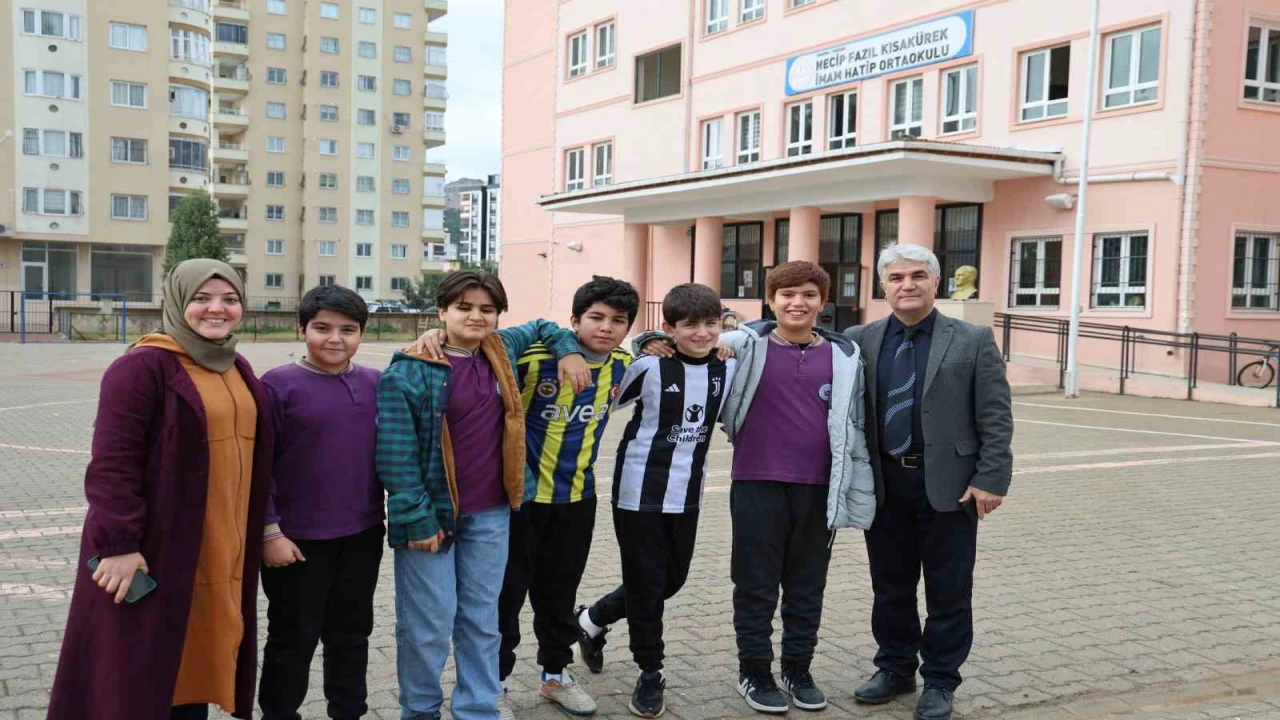 Okul bahçesine giren köpek öğrencilerle maç yaptı