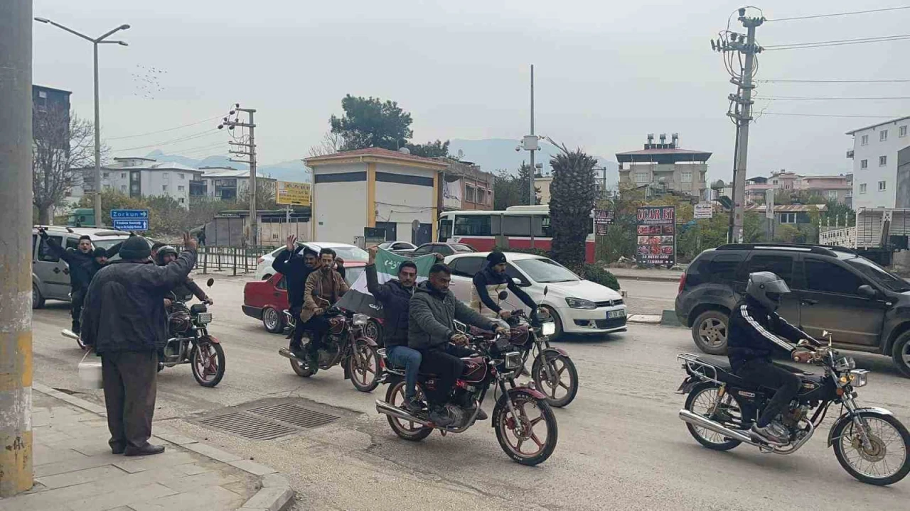 Osmaniyedeki Suriyeliler Esedin gidişini kutladı