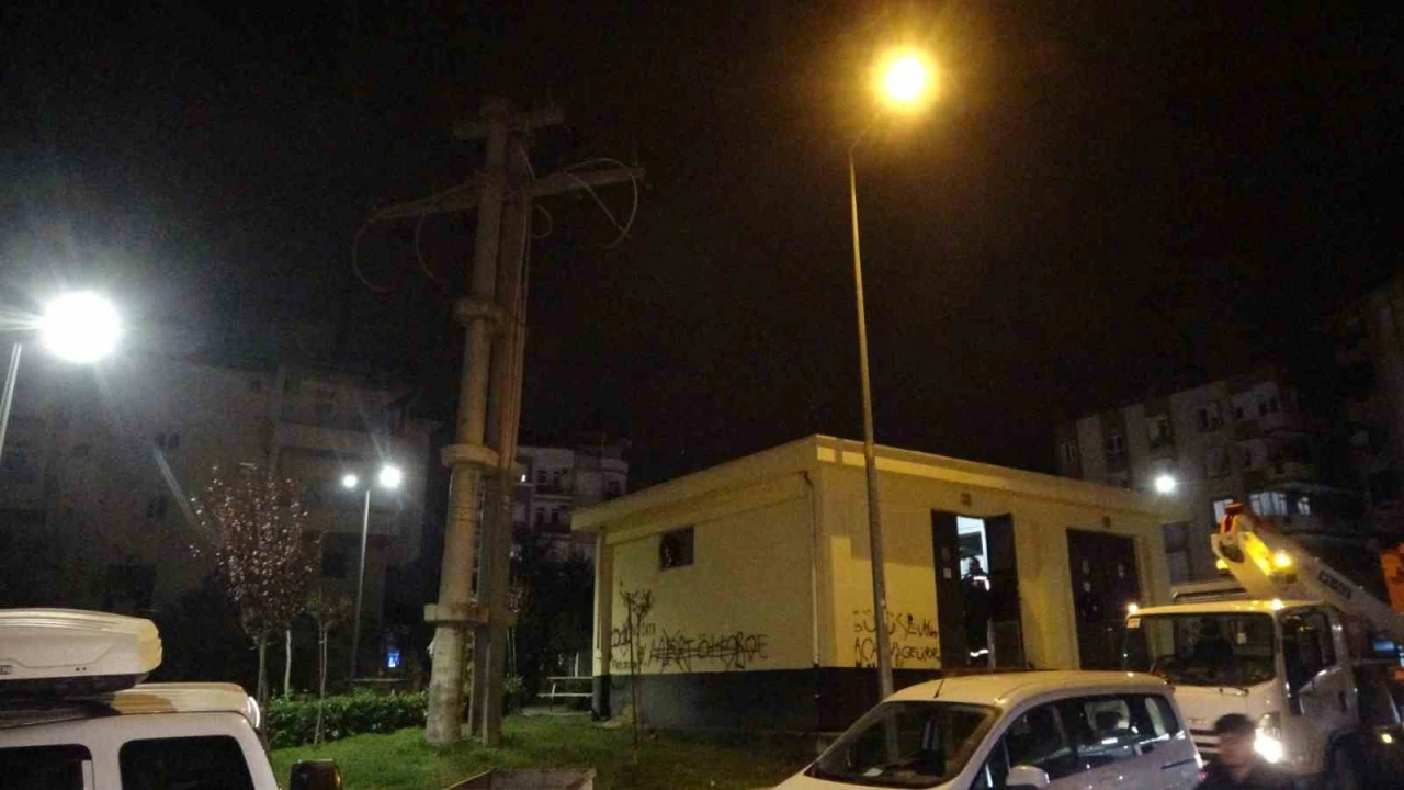 Park içindeki elektrik telleri alev alev yandı, mahallede korku dolu anlar yaşandı