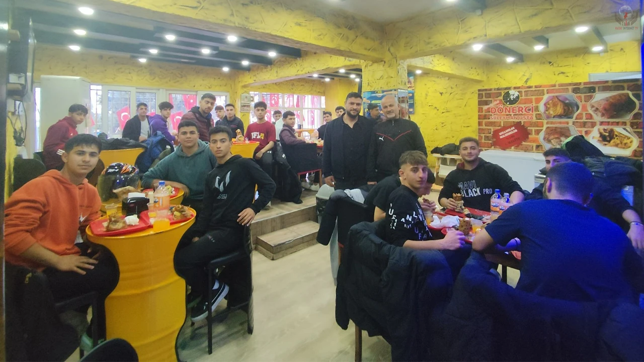 SÜLEYMAN BODUR'DAN GENÇ FUTBOLCULARA GALİBİYET PRİMİ DÖNER İKRAMI