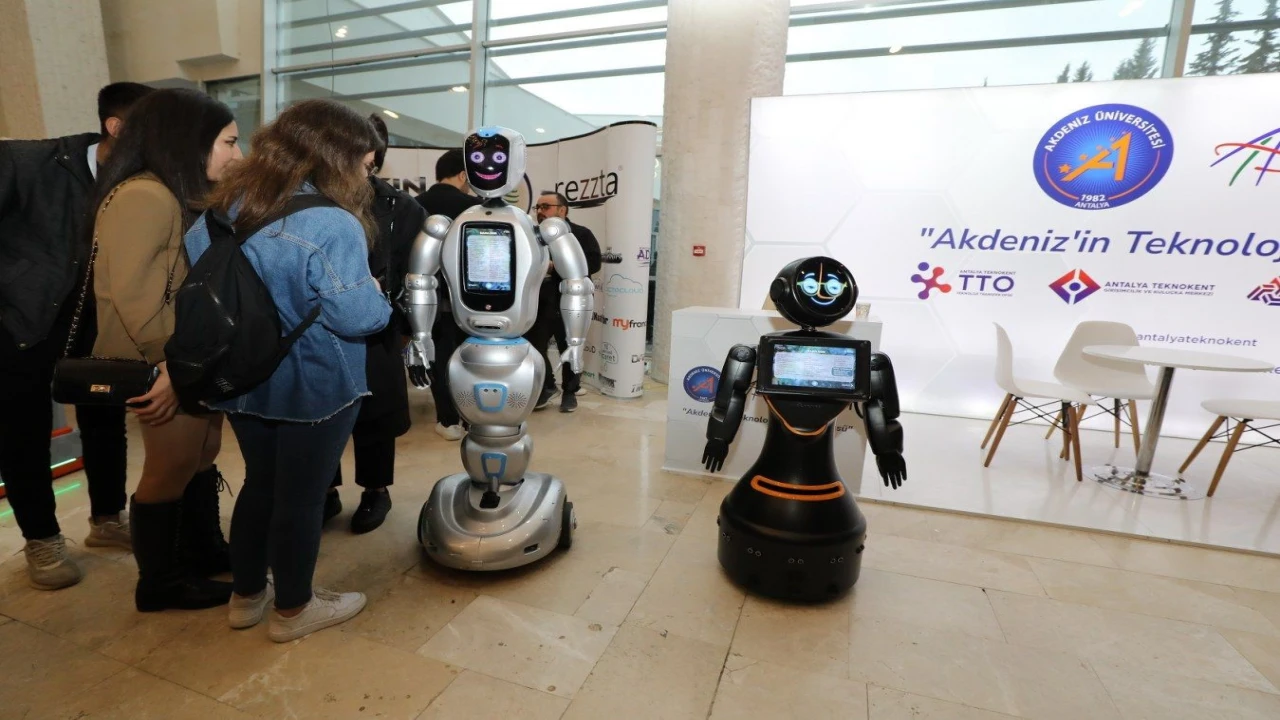 Türk Astronot Akdeniz Bilişim Zirvesinde