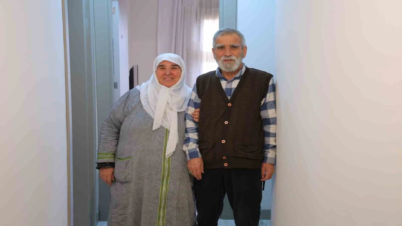 Yeni yuvasına kavuşan depremzede: Biz evsiz de kalabilirdik ama vatansız olamayız