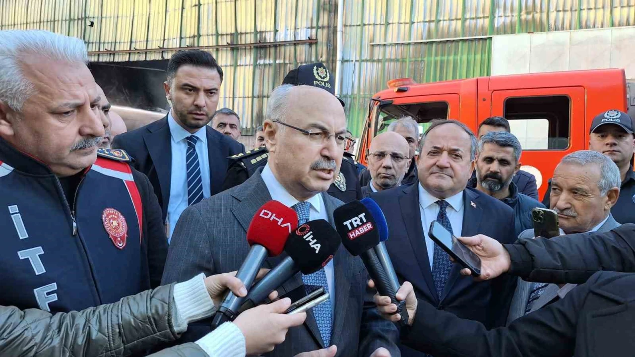 Adana Valisi Köşger: “Yangın başka yere sirayet etmesi önlenecek şekilde çevrelenmiş durumda”