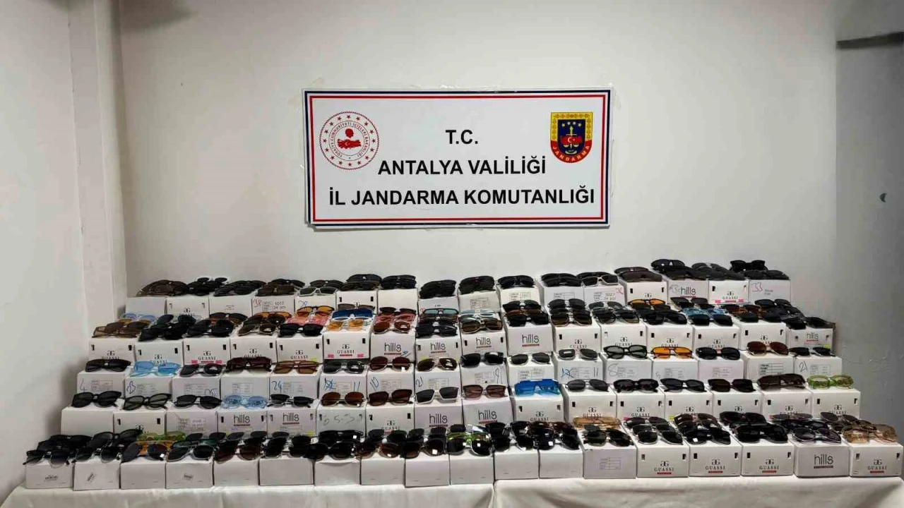 Antalyada kaçak güneş gözlüğü operasyonu