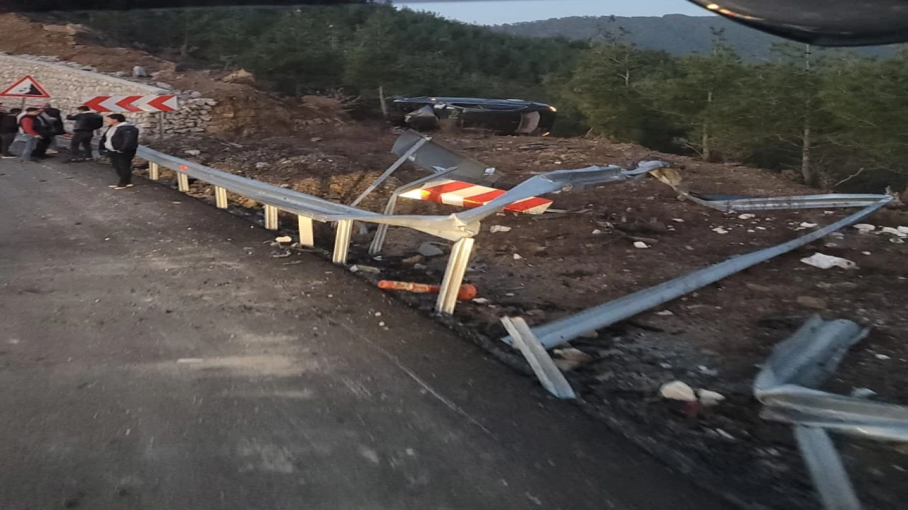 Antalyada otomobil şarampole yuvarlandı: 5 yaralı