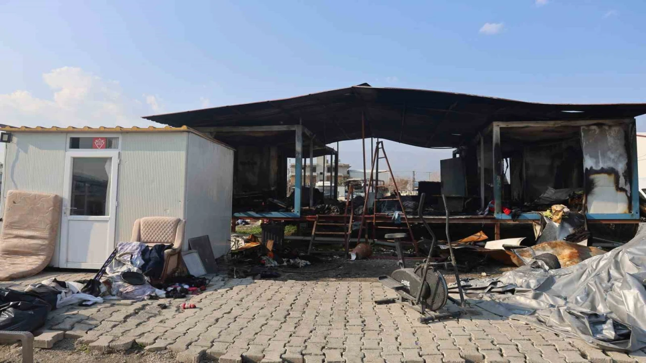 Depremde evleri yıkılan ailenin konteyner yuvası alevlere teslim oldu