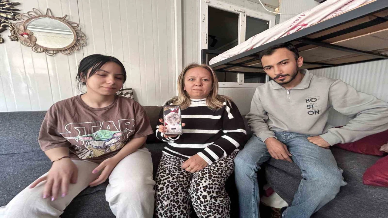 Enkazdan kurtarılarak yaşama tutunan kadın, depremden bu yana Duman isimli kedisinden gelecek haberi bekliyor