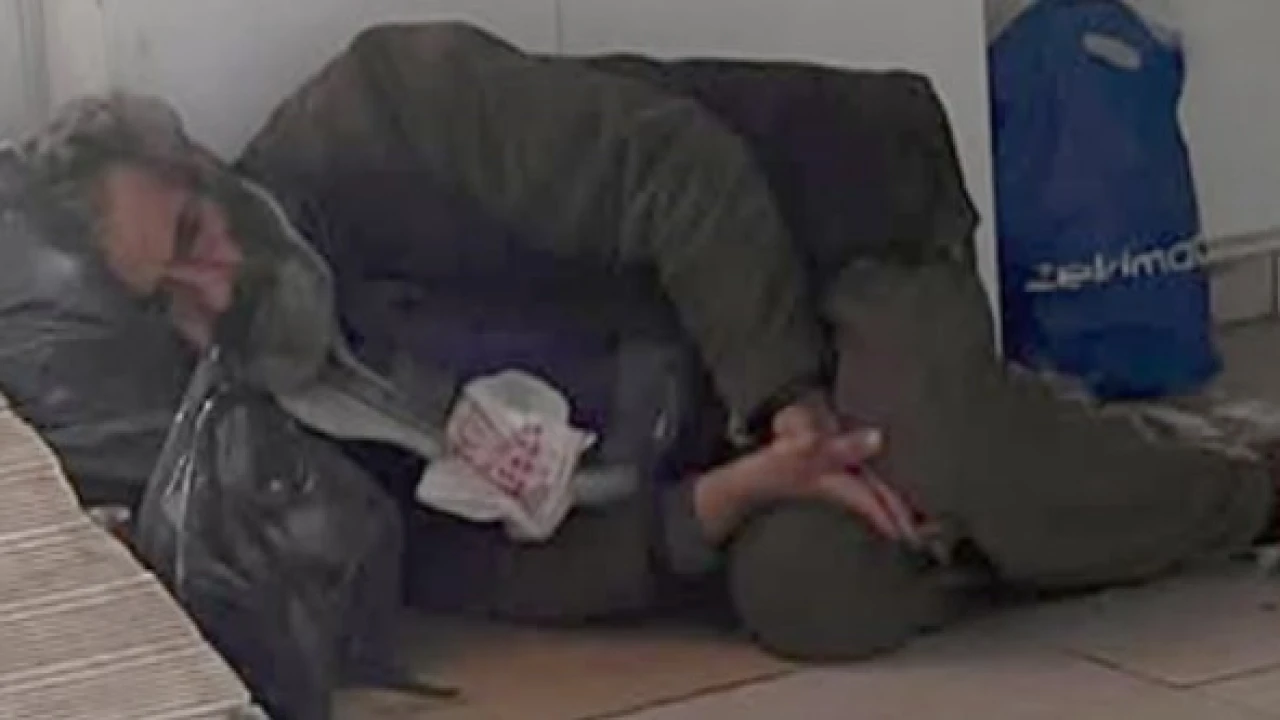 “Evsiz” sandılar, iki dairesi çıktı, çöp yığınıyla dolu evini görenler hayrete düştü