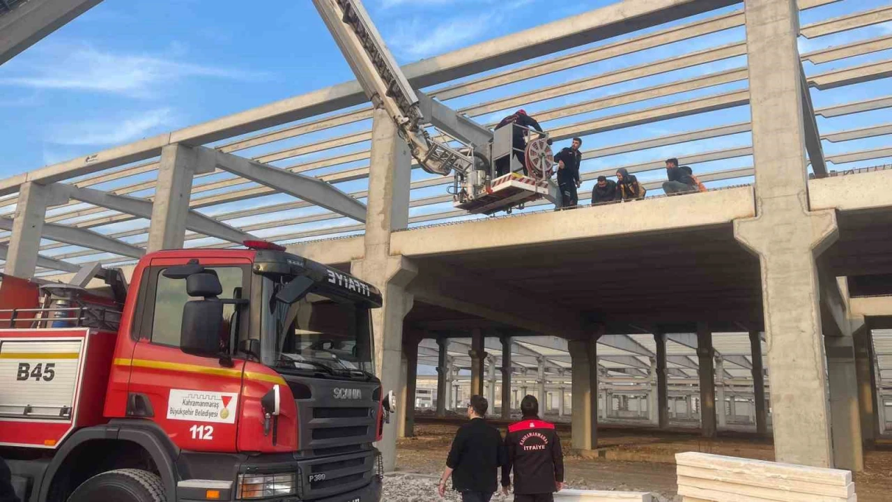 Kahramanmaraşta inşaattan düşen 2 işçi yaralandı