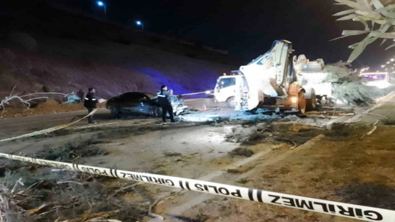 Kahramanmaraşta otomobil iş makinesine çarptı: 1 ölü