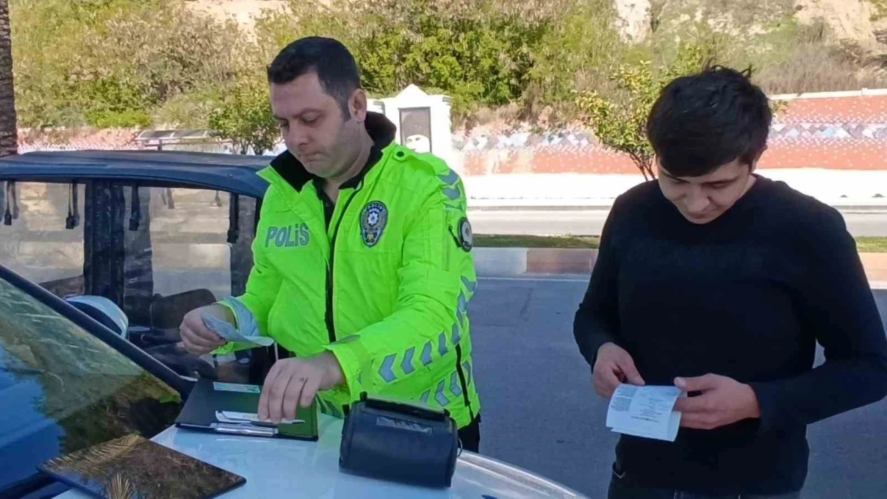 Kırmızı ışıkta geçti, ceza yerken SRCye bari yazmayın ağabey dedi