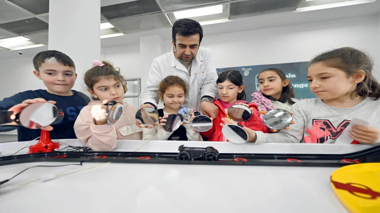 Mercan Bilim Merkezinde Kış Okulu programı sürüyor