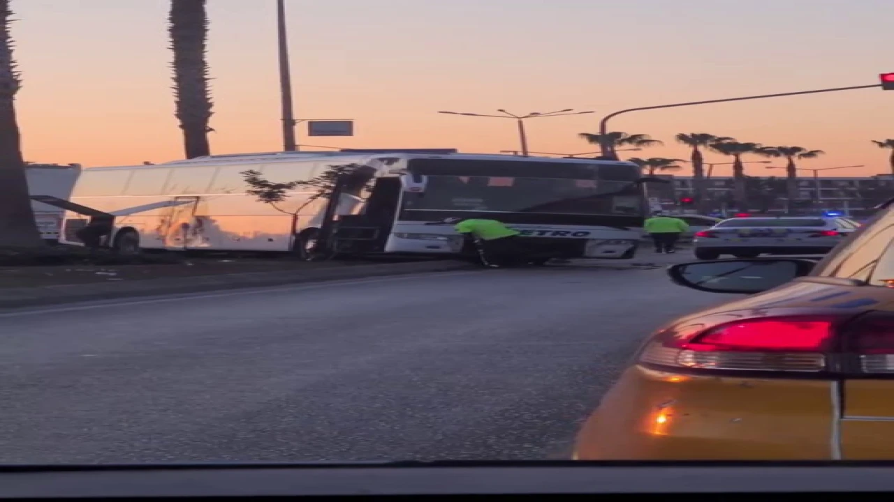 Metro Turizm yolcu otobüsü otomobil ile çarpışıp refüje çıktı