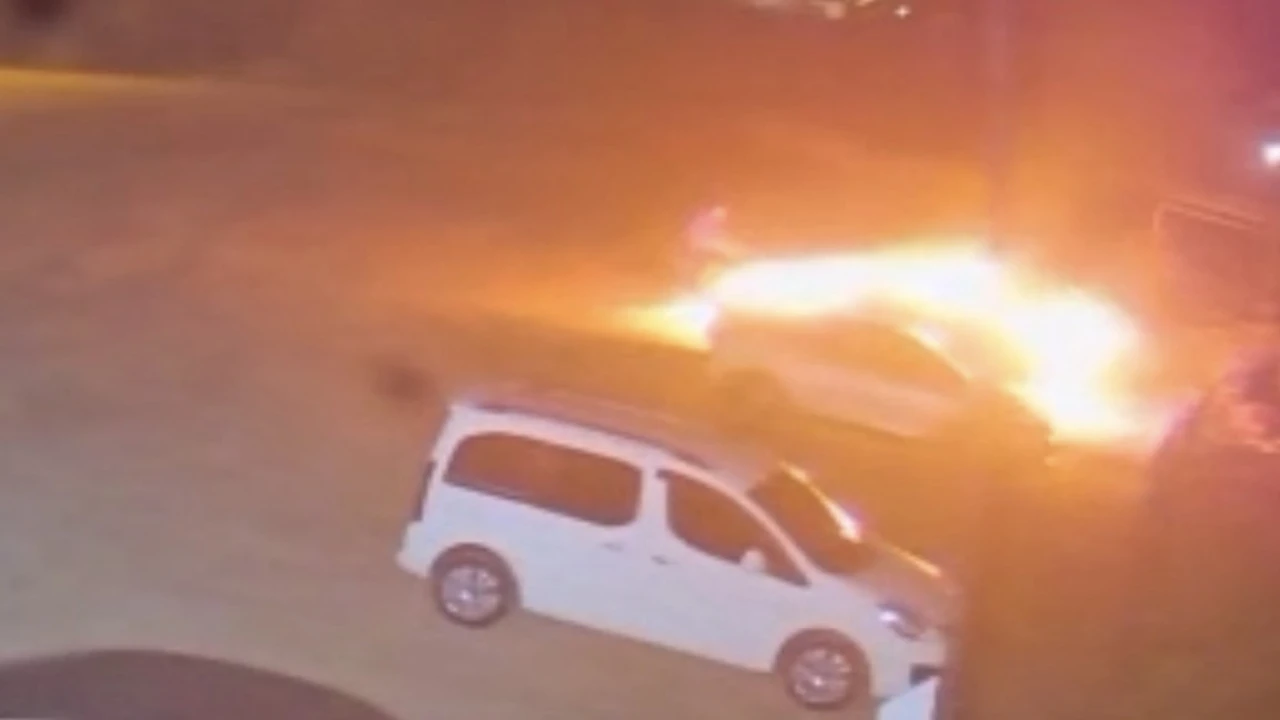 Motosikletli aracı böyle yaktı, o anlar güvenlik kamerasına yansıdı