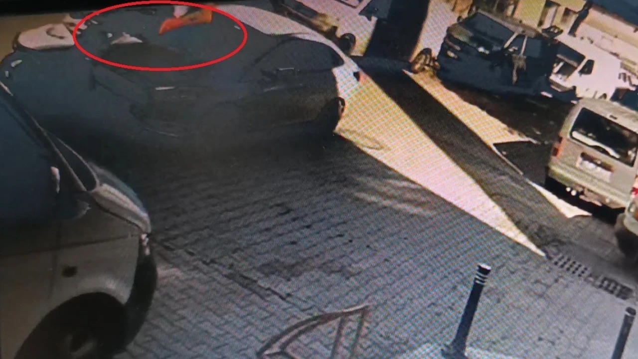 Motosikletliyi otomobilin üzerinden uçuran kaza kamerada