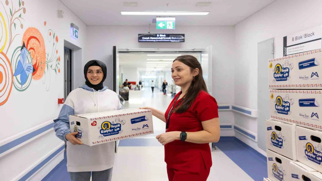 Onkoloji bölümünde tedavi gören çocuklara yeni yıl hediyesi