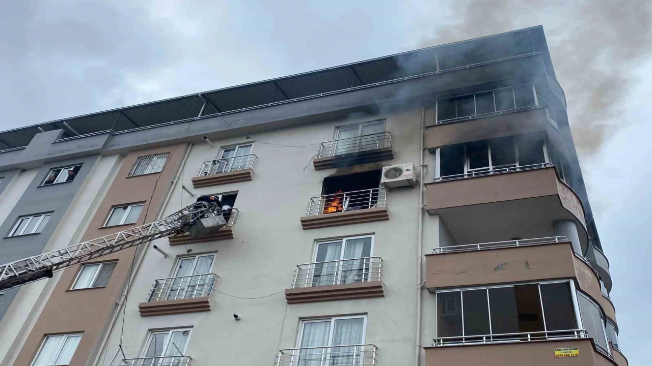 Osmaniyede daire yangını: Mahsur kalan 8 kişi kurtarıldı