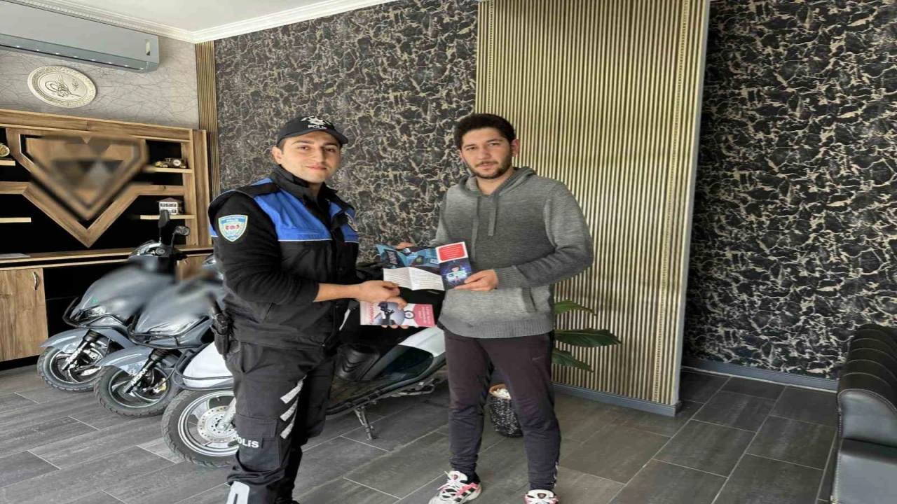 Polisten vatandaşlara suçtan korunma eğitimi