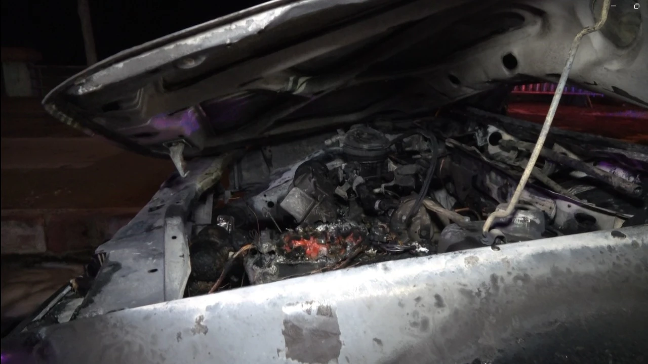 Seyir halindeki otomobil alev alev yandı