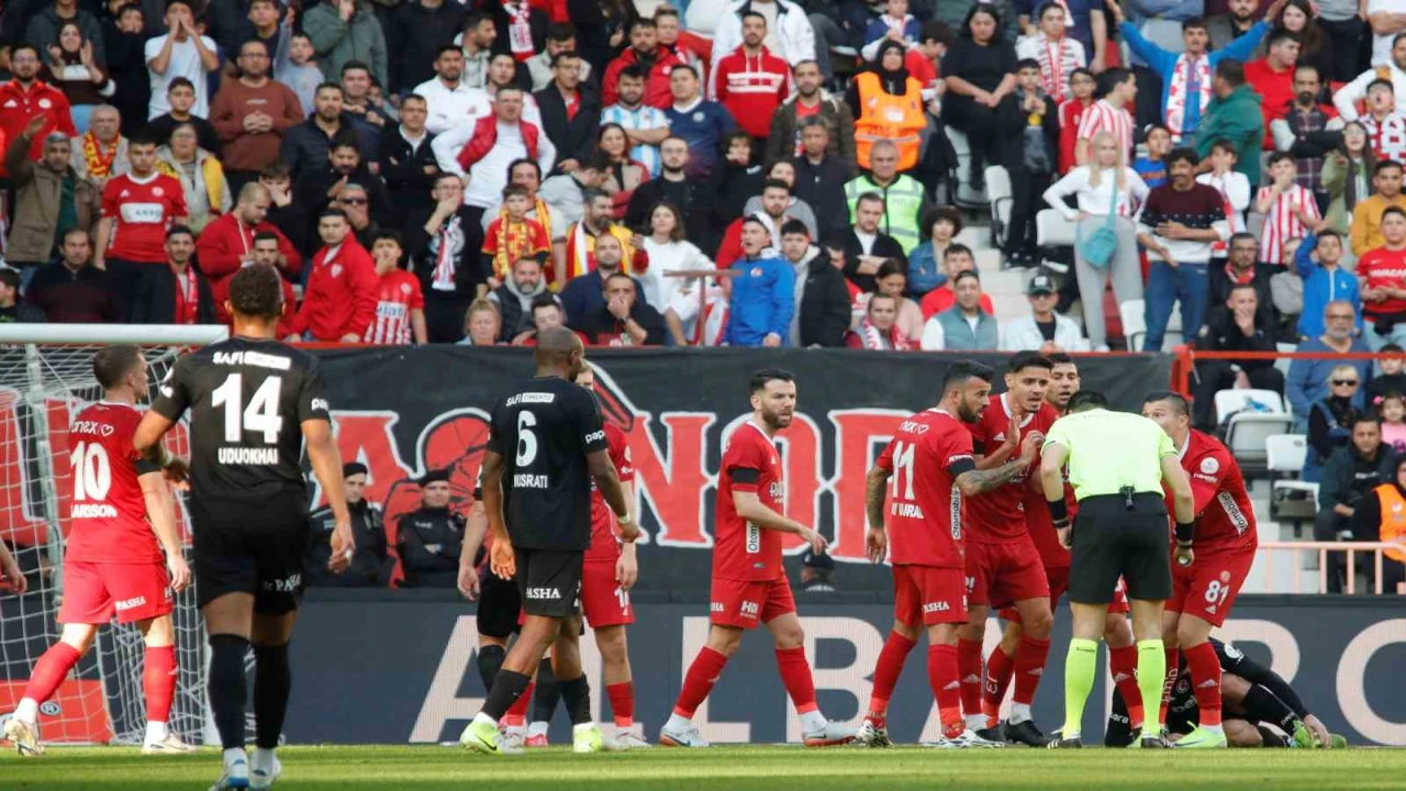 Trendyol Süper Lig: Antalyaspor: 0 - Beşiktaş: 0 (İlk yarı)